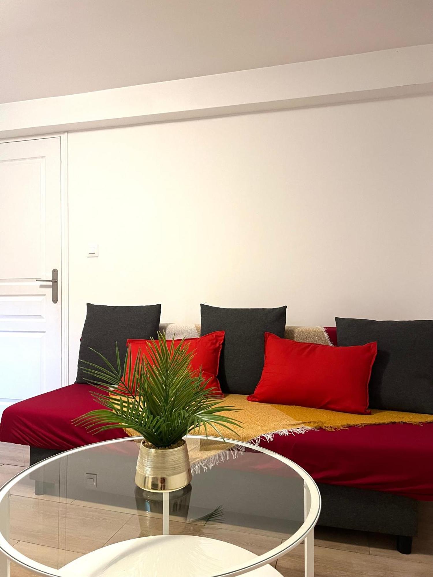 Apartment Situe En Plein Verdure Et Au Centre De Sous Bois *